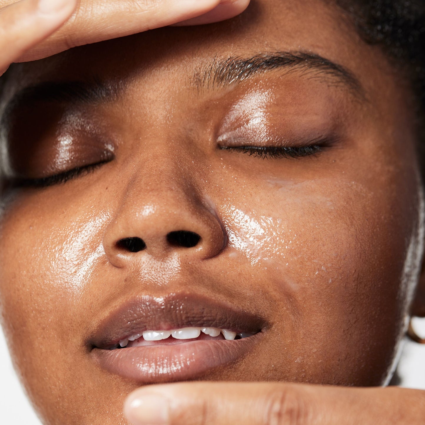 holy-hydration-makeup-melting-cleansing-balm-y3 040822_Model_HH-Cleansingbalm_044_RT2-V1_IGF_6a40ae53-ccc2-4a83-9d08-7c99f2dc2b4b.jpg