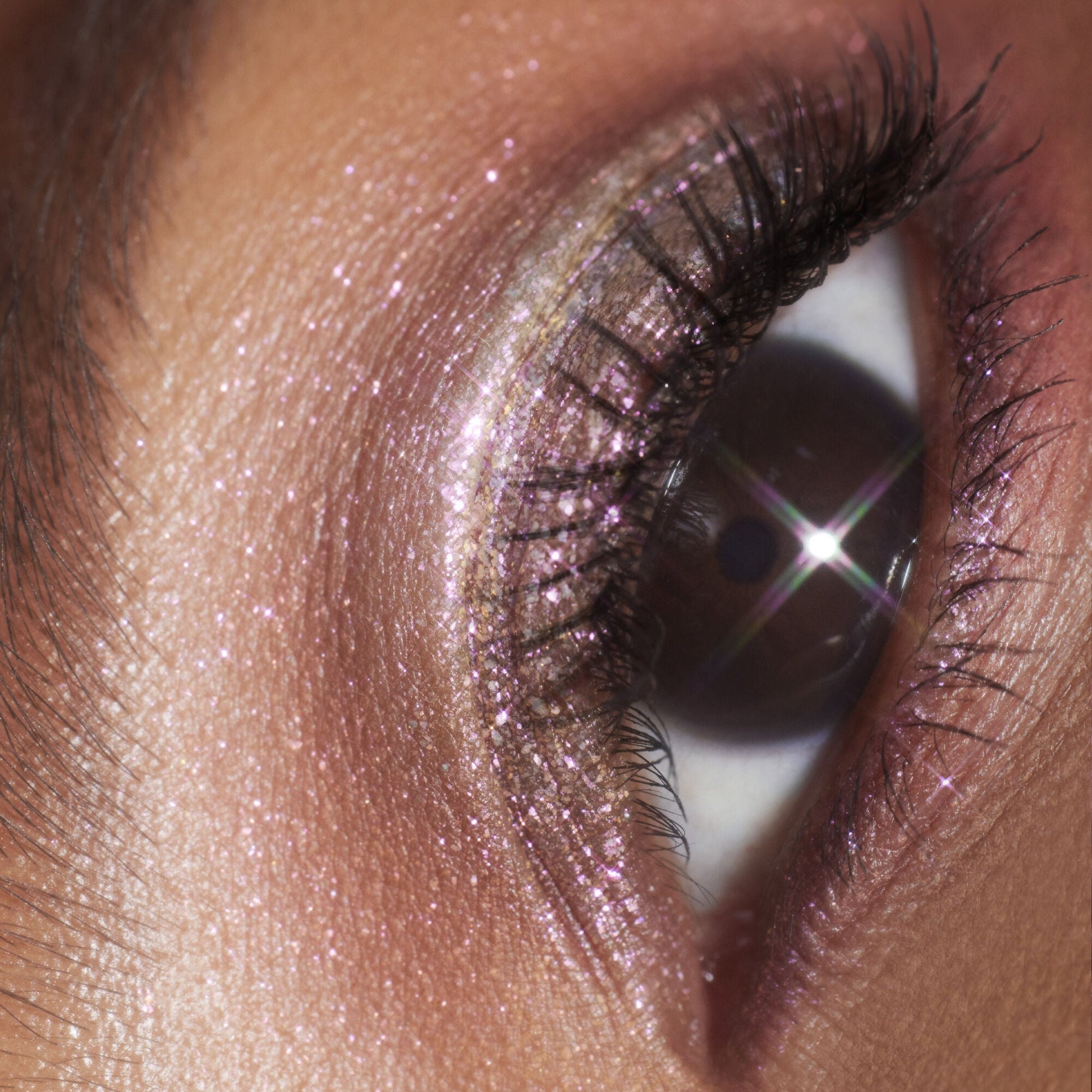 duochrome-liquid-eyeshadow-z2 061223_Chi_SparkPink_0023_FINAL_RGB_IGF.jpg