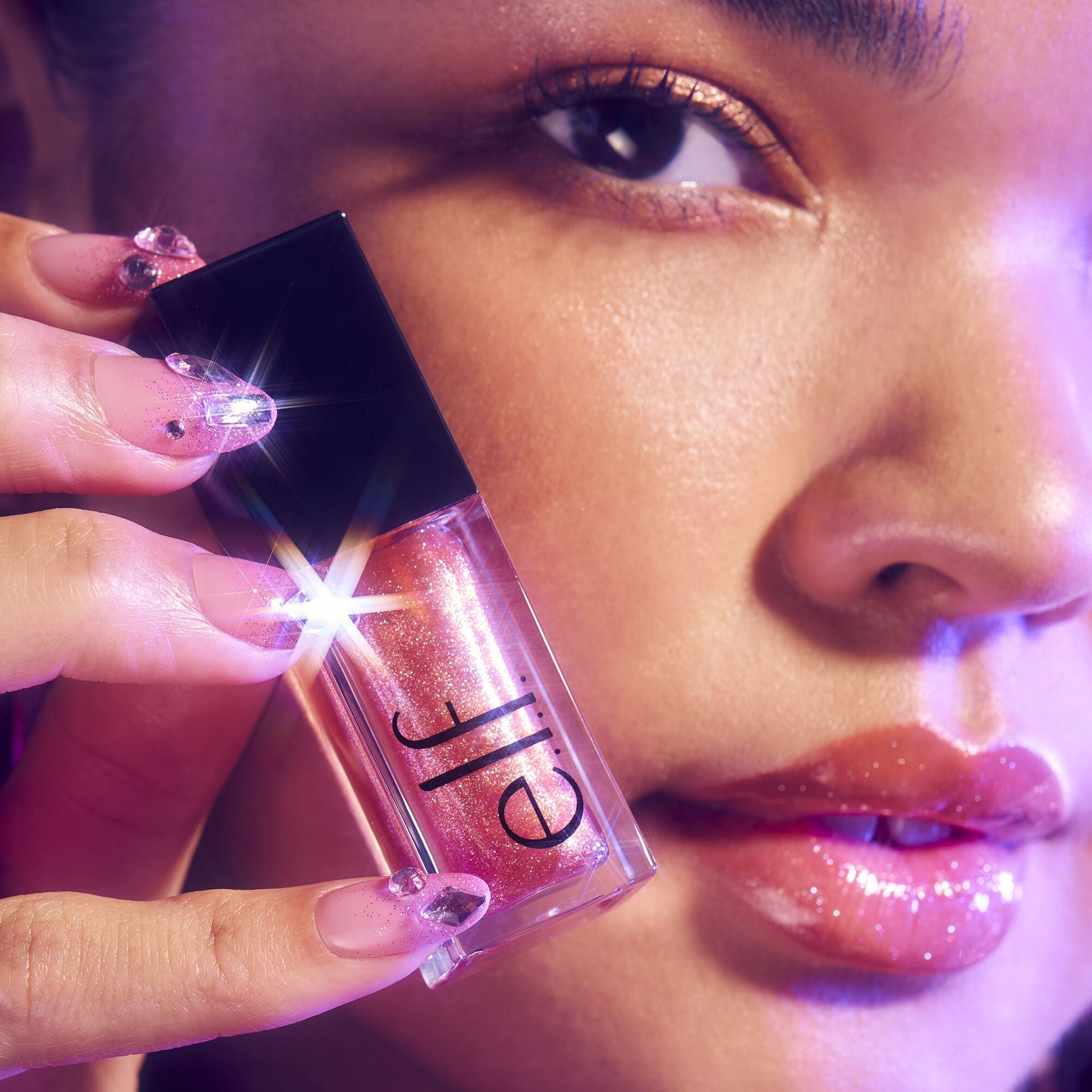 glow-reviver-plumping-lip-oil-p3 072225_Breanna_LipPlump_0391_2000x2000_0613e084-a418-44f9-b40d-c461b7a4b6db.jpg