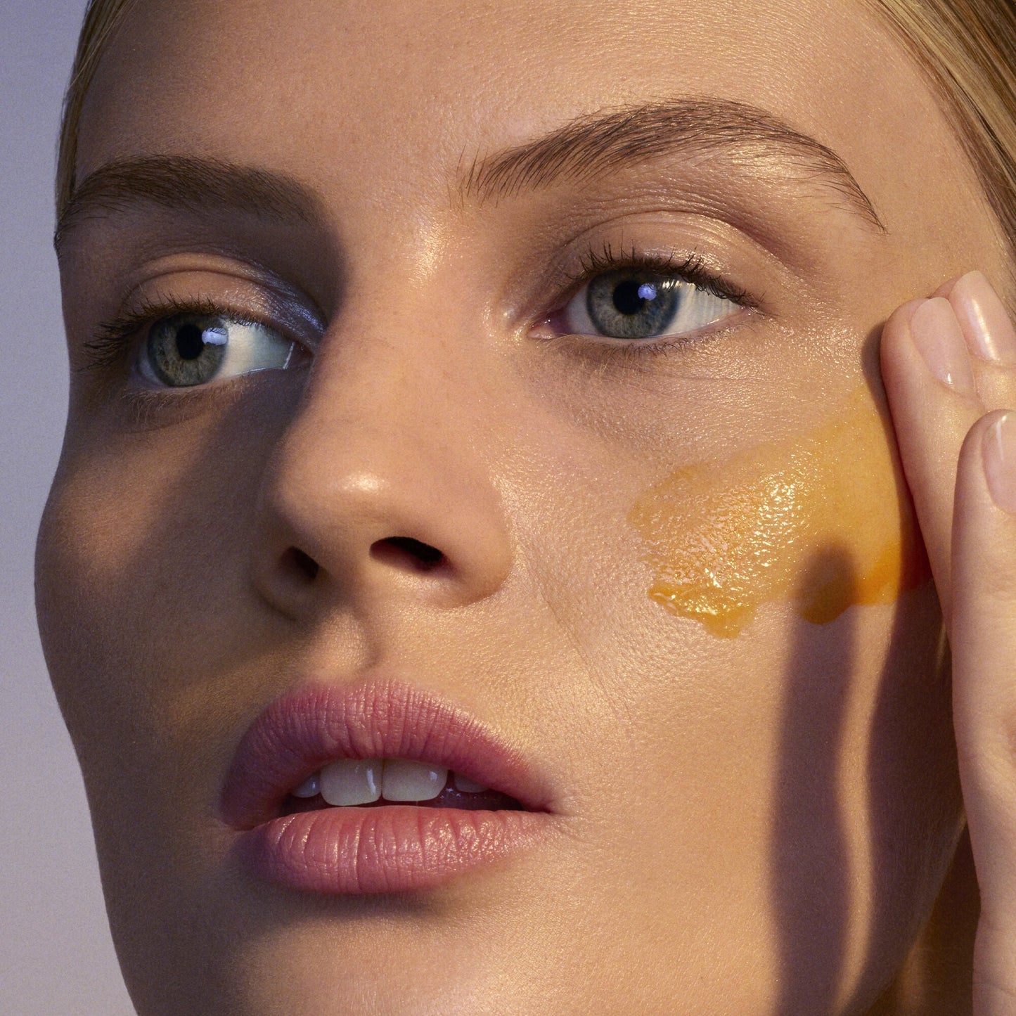 youth-boosting-advanced-night-retinoid-serum-v4 080222_Florence_ANR_0403_IGF_V2.jpg