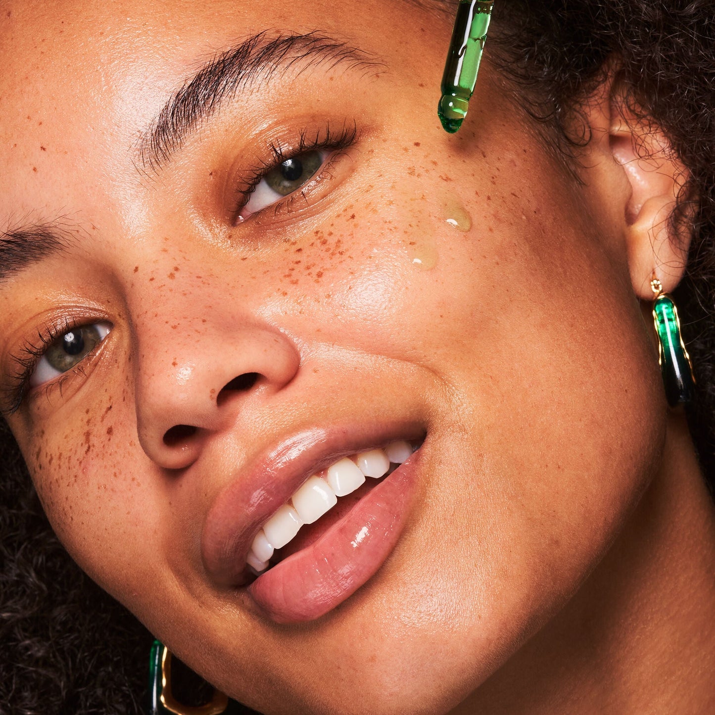 plz-clarify-facial-oil-u5 100924_SKIN_Drew_PlzC_App_005_v1_RGB_IGF.jpg