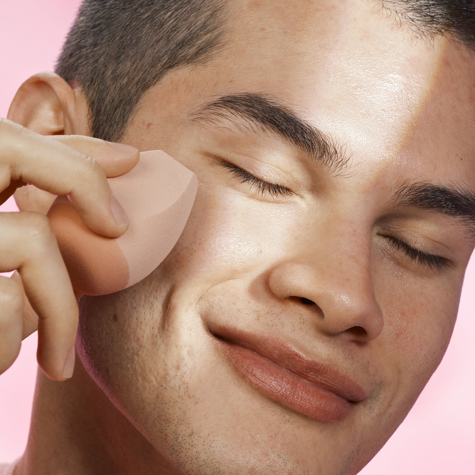 halo-glow-angled-silicone-face-sponge-v7 102124_HGST_Alfredo_Application_0134_v2_RGB_IGF.jpg