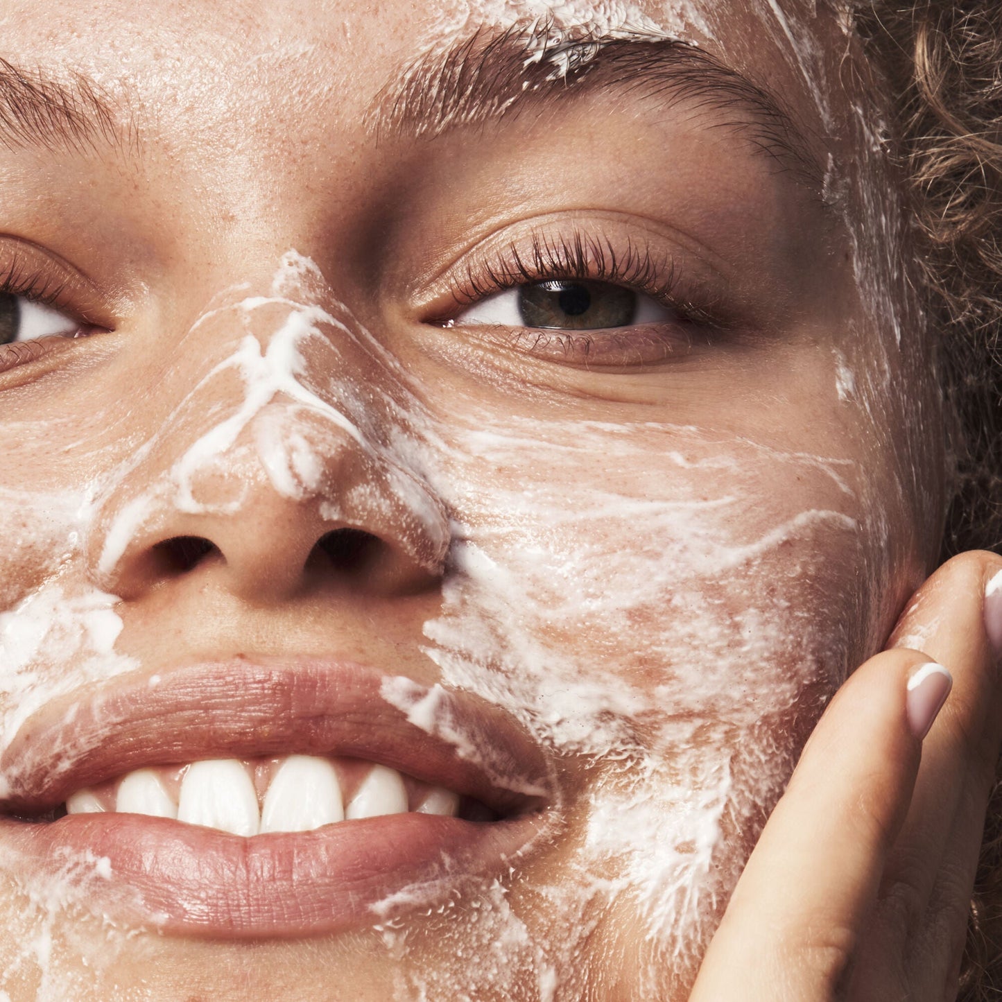 blemish-breakthrough-acne-clarifying-cleanser-e6 121321_Marley-Acne-Regimen_0117_FINAL_IGF.jpg