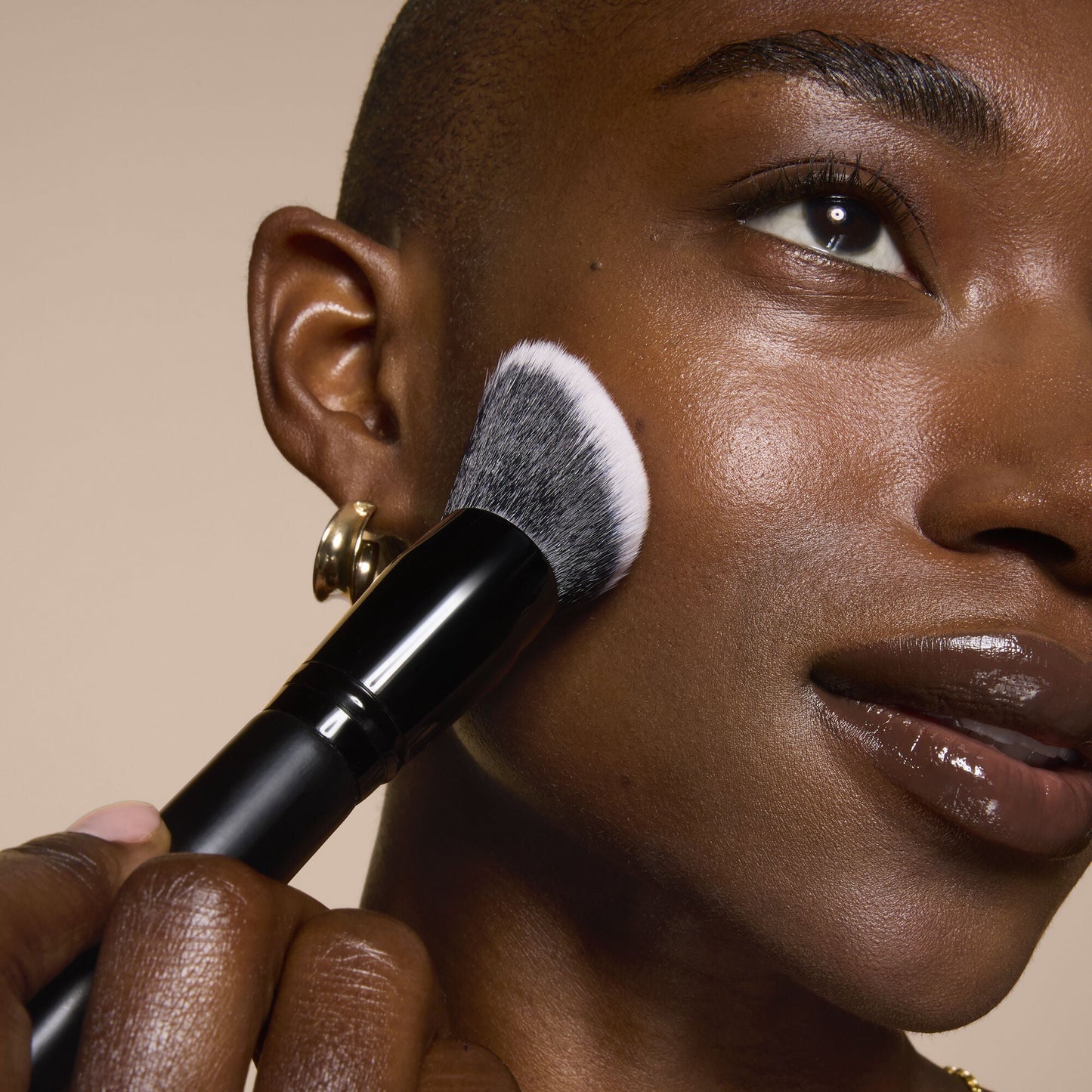 smooth-swipe-foundation-brush-l1 81456_MOM_SMOOTH_SWIPE_FOUNDATION_BRUSH_TOOL_SHOT_IYANNA_0169_V4.jpg