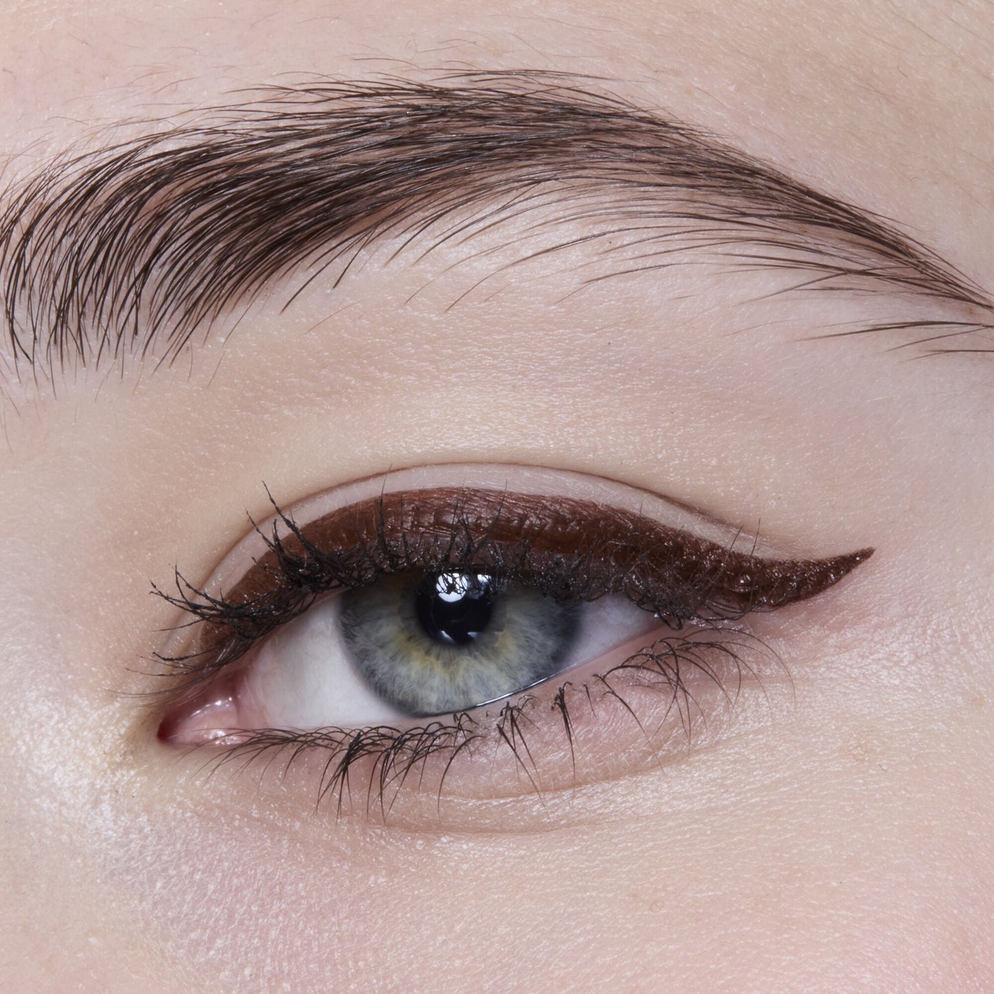 h2o-proof-eyeliner-pen-b4 81606_H20_PROOF_EYELINER_20PEN_CHESTNUT_MOM_BROWN_JORDAN_0029_v3.jpg
