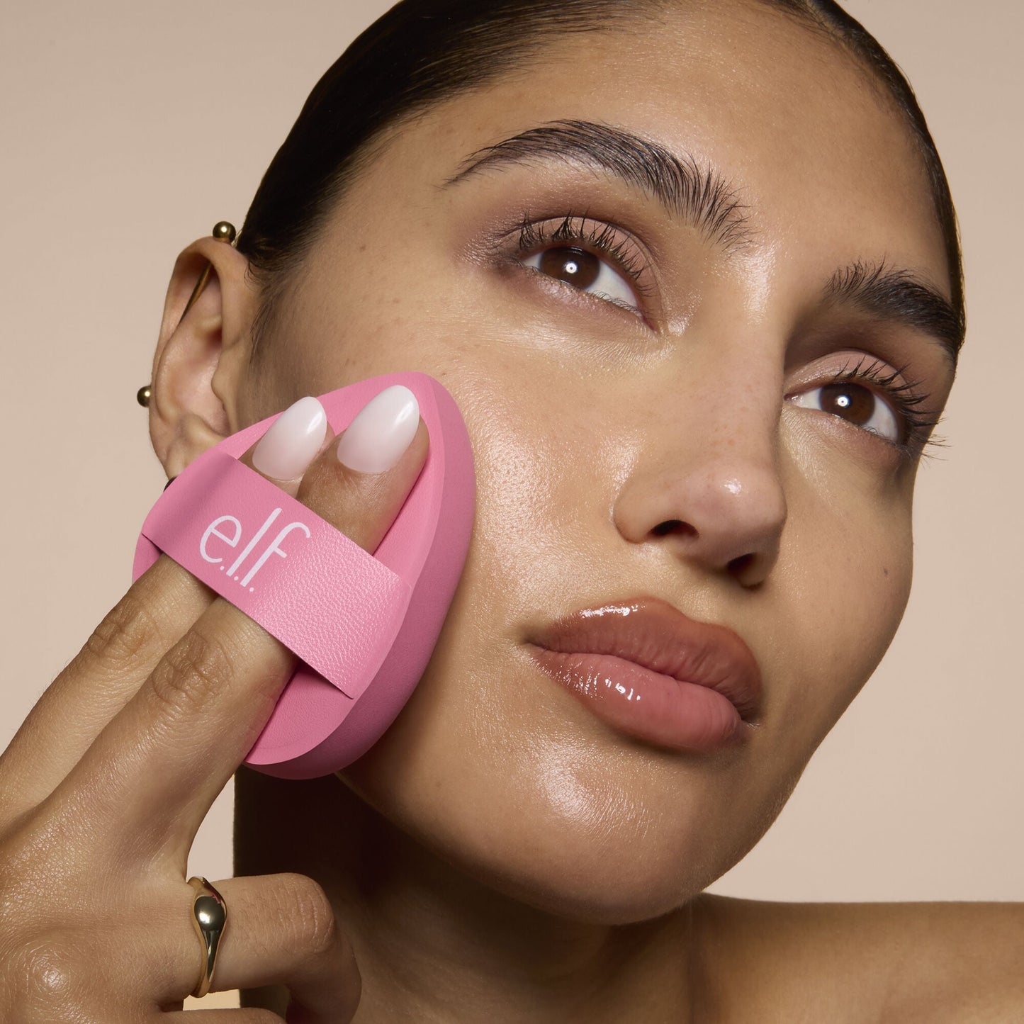 pillow-puff-foundation-sponge-l4 81838_MOM_PILLOW_PUFF_FOUNDATION_SPONGE_TOOL_SHOT_SONALI_0126_V2.jpg
