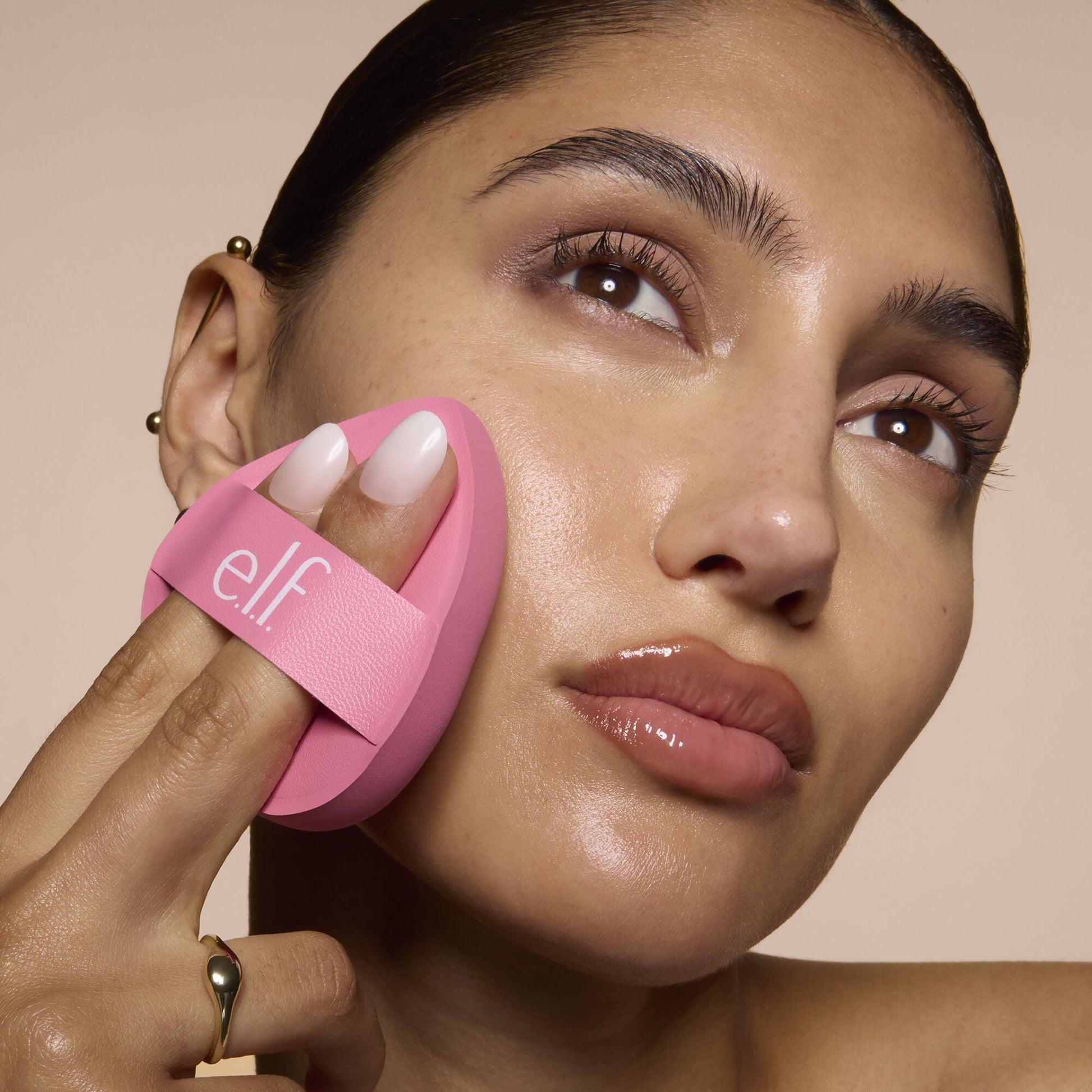 pillow-puff-foundation-sponge-l4 81838_MOM_PILLOW_PUFF_FOUNDATION_SPONGE_TOOL_SHOT_SONALI_0126_V2.jpg