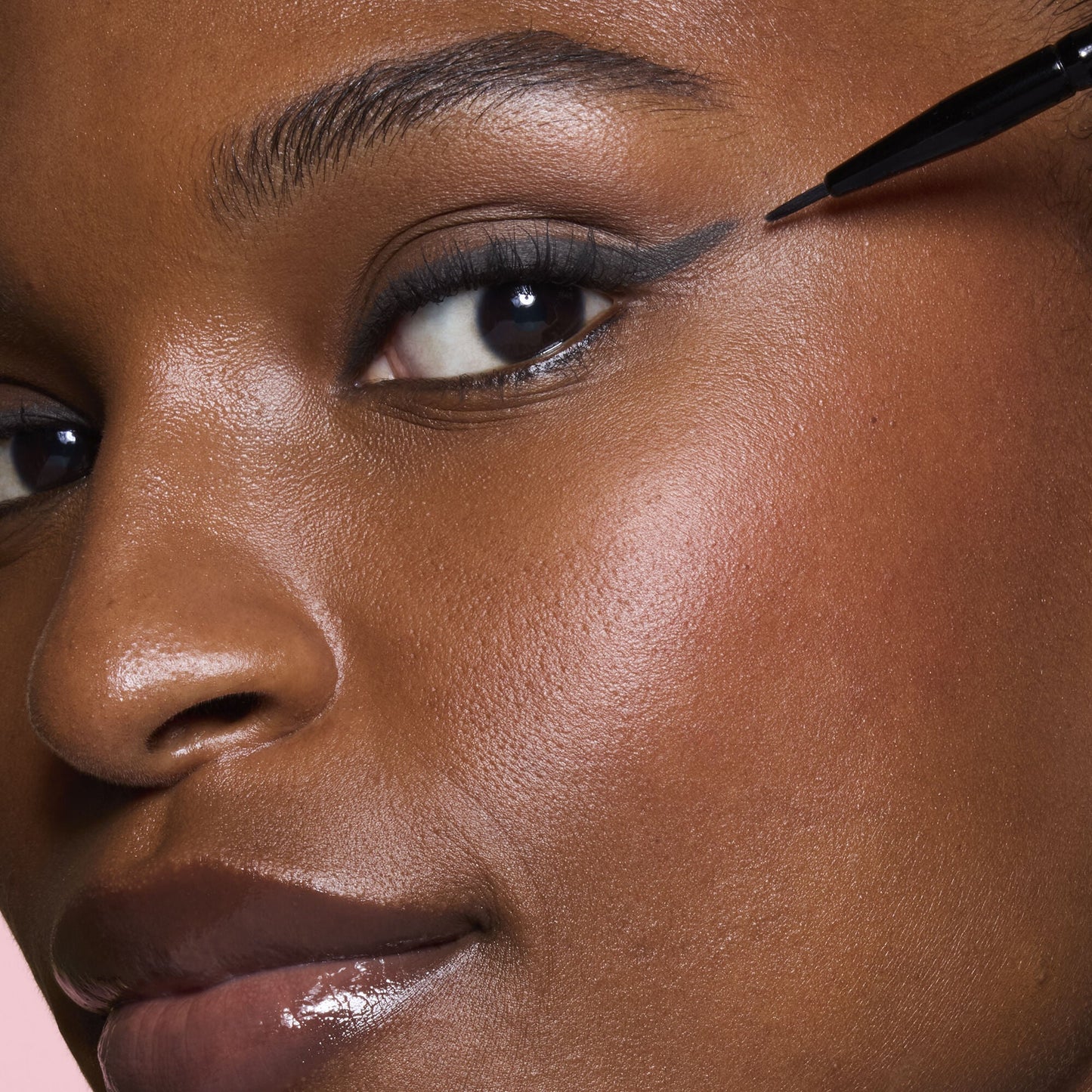 ultra-fine-eyeliner-brush-u1 81915_ULTRA_FINE_EYELINER_BRUSH_TOOL_SHOT_MOM_TSHECA_0120_v2.jpg