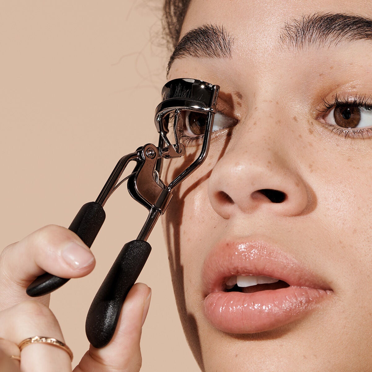 pro-eyelash-curler-u0 84067_ProEyelashCurler_Model.jpg