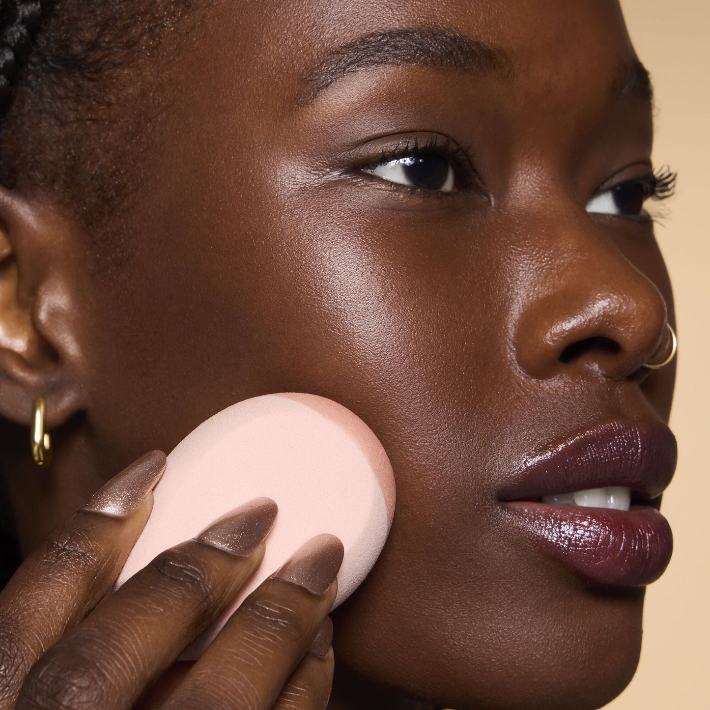 halo-glow-angled-silicone-face-sponge-v7 84235_HALO_GLOW_ANGLED_SILICONE_FACE_SPONGE_BILLIE_0078_V3.jpg