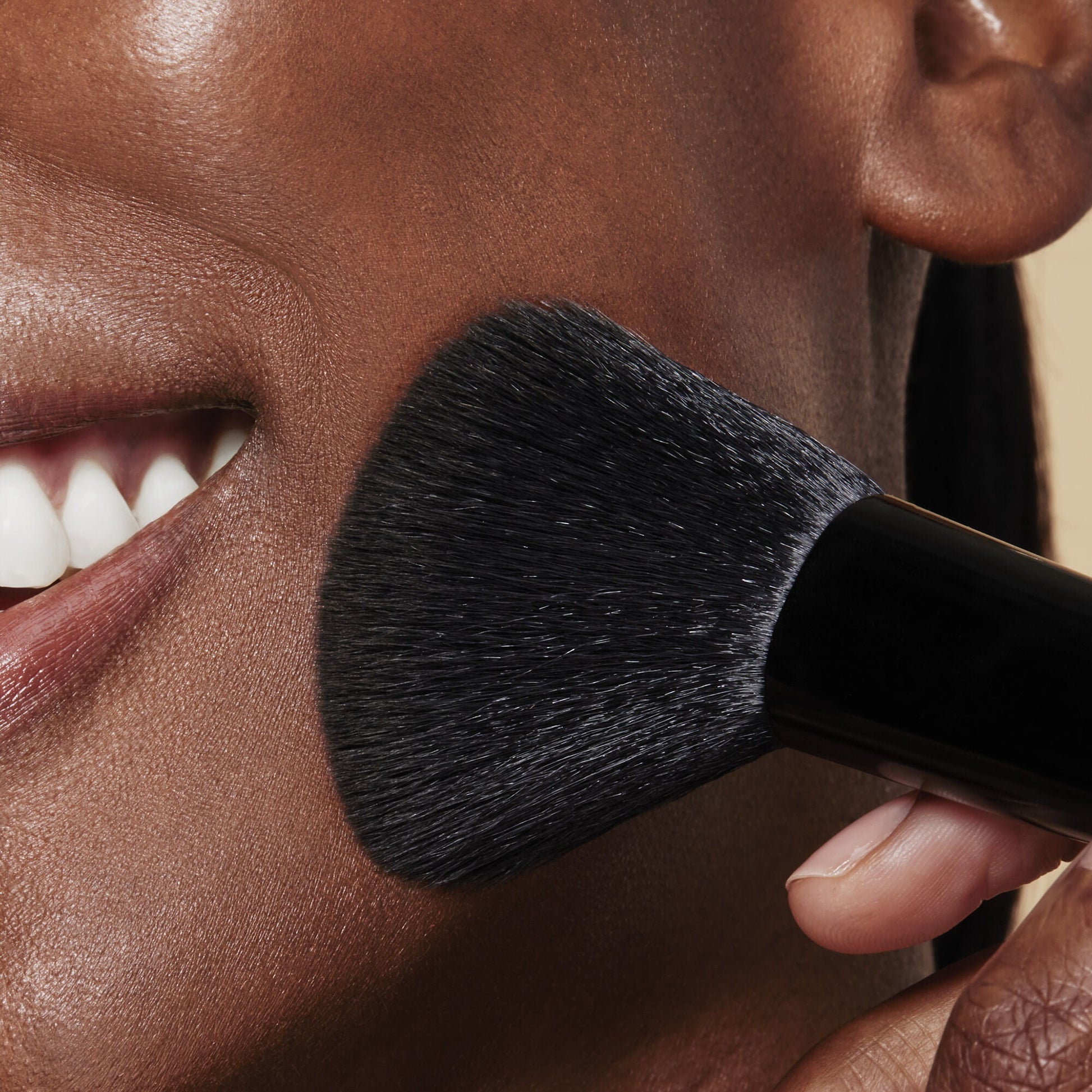 full-face-and-eye-makeup-brush-set-with-travel-case-g3 84674_FULL_FACE_EYE_BRUSH_SET_POWDER_BRUSH_DJ_0118.jpg
