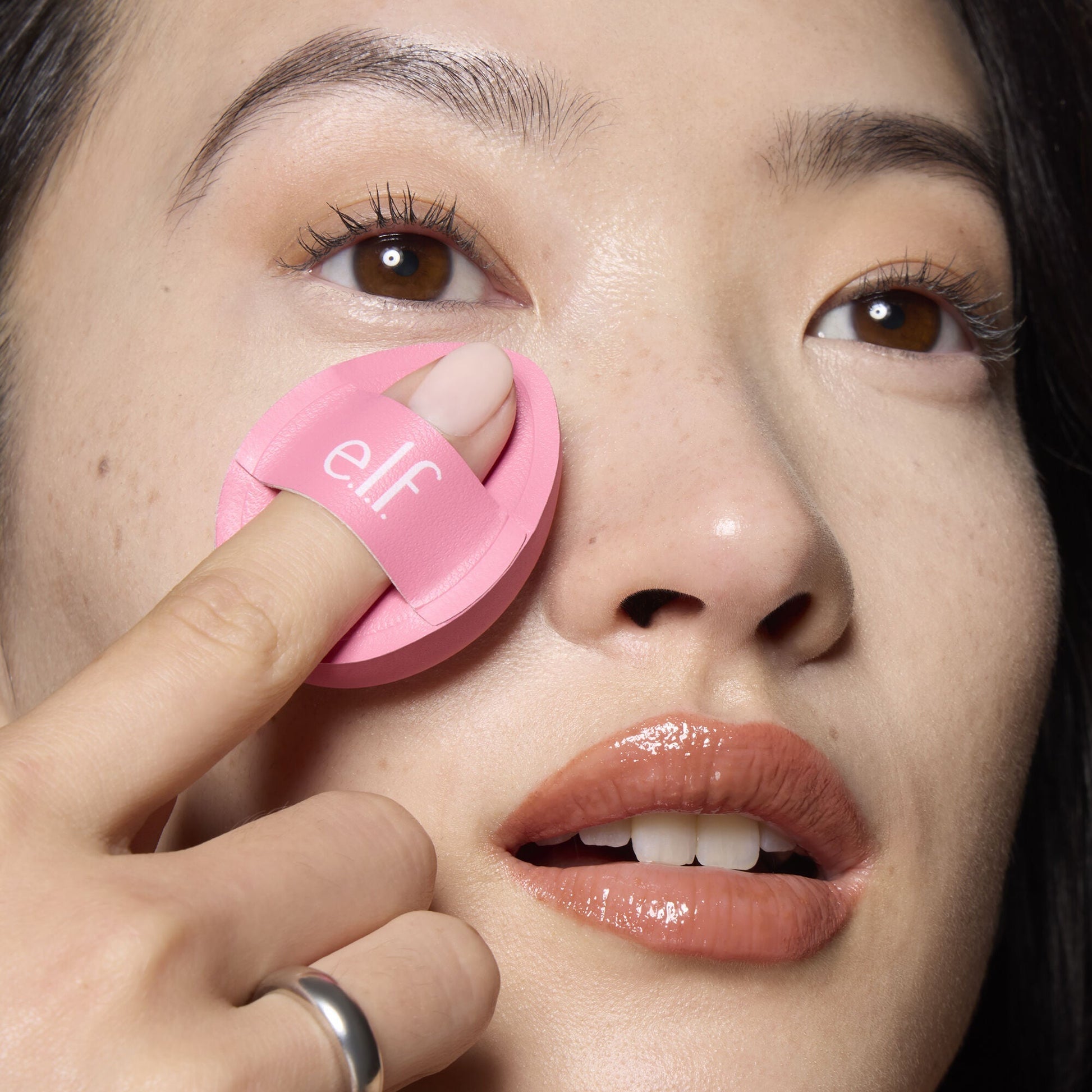 pillow-puff-concealer-sponge-d2 85120_MOM_PILLOW_PUFF_CONCEALER_SPONGE_TOOL_SHOT_SAKURA_V1_0095_V3.jpg